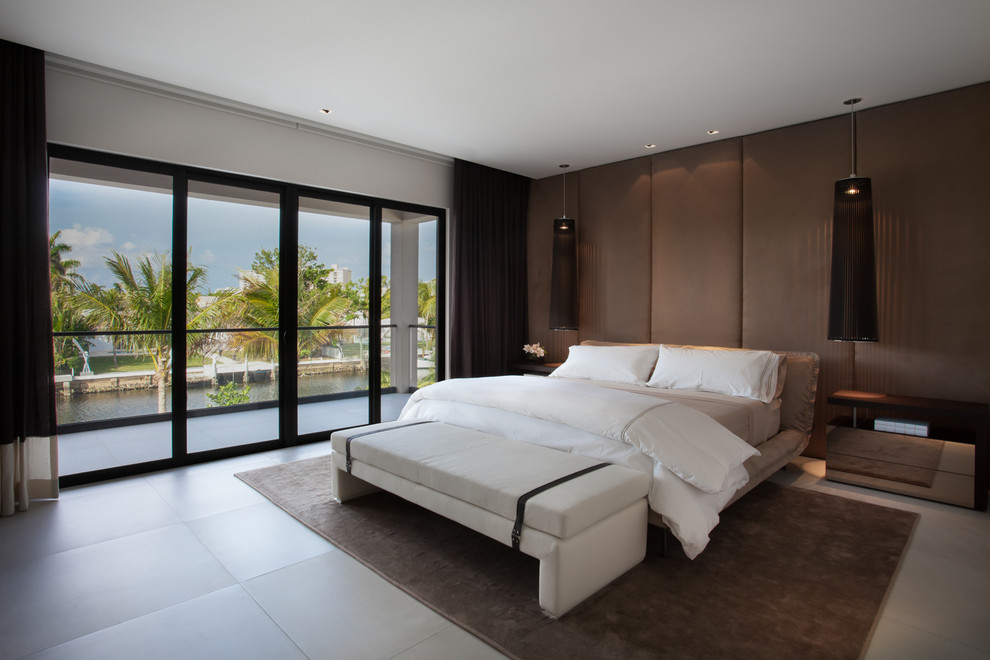 マイアミにある巨大なコンテンポラリースタイルのおしゃれな客用寝室 (茶色い壁、セラミックタイルの床、白い床) のインテリア