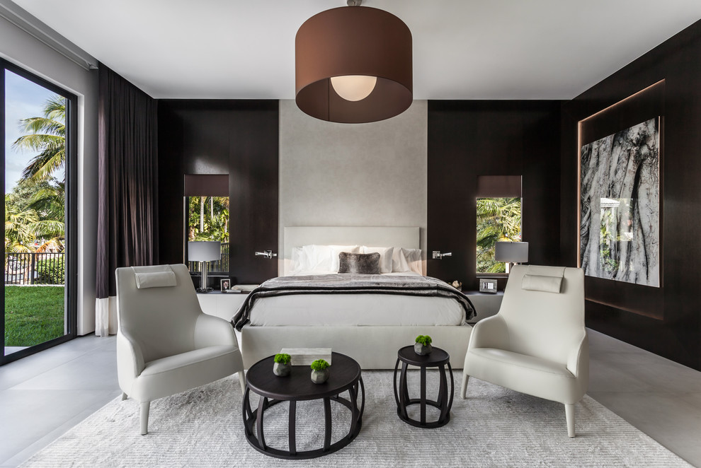 Geräumiges Modernes Hauptschlafzimmer ohne Kamin mit brauner Wandfarbe, Keramikboden und grauem Boden in Miami