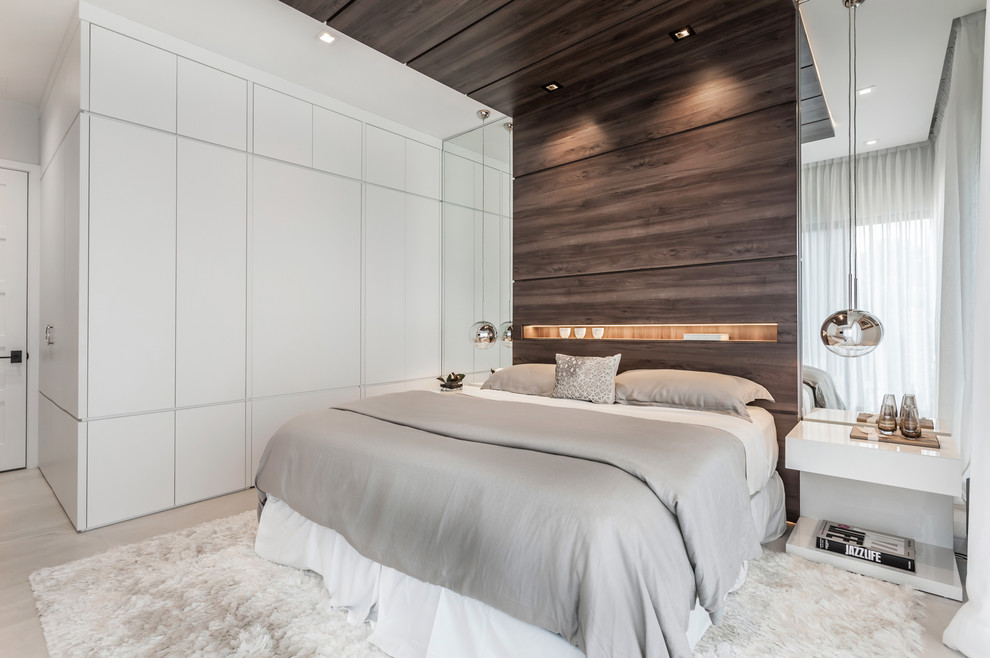 Идея дизайна: большая гостевая спальня (комната для гостей) в современном стиле с белыми стенами, полом из керамической плитки и бежевым полом без камина