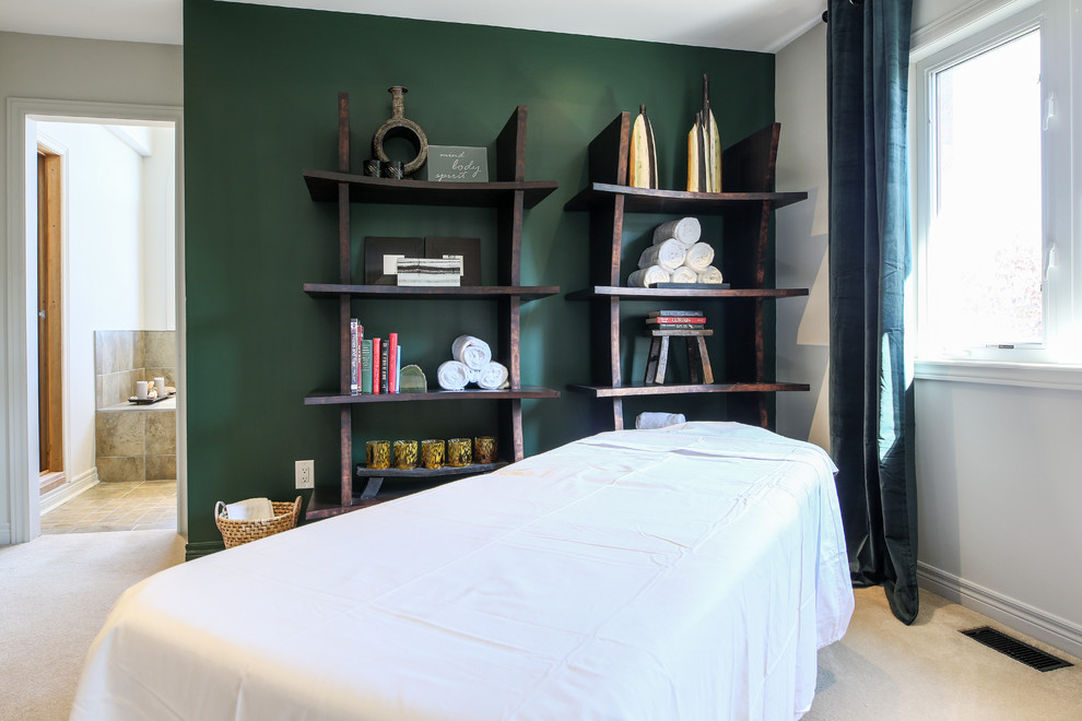 Modelo de dormitorio principal de estilo zen grande con paredes verdes y moqueta