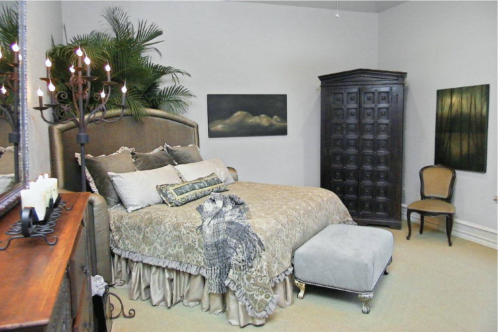 Diseño de dormitorio clásico con paredes grises y moqueta