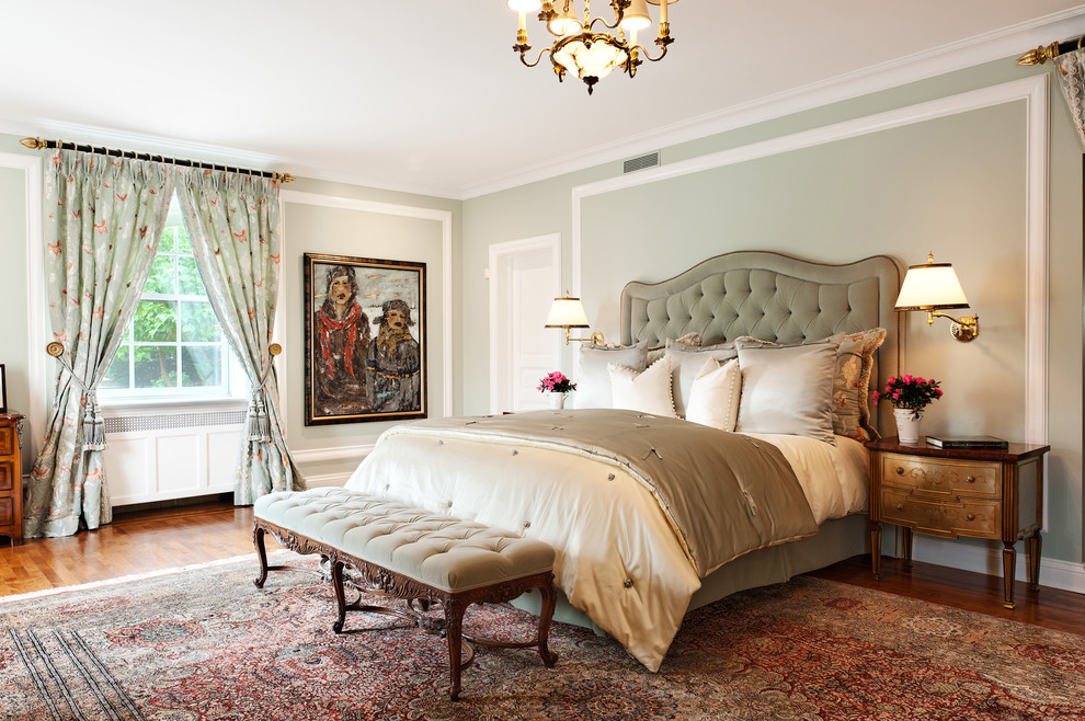 Klassisches Schlafzimmer ohne Kamin mit grauer Wandfarbe und braunem Holzboden in Montreal