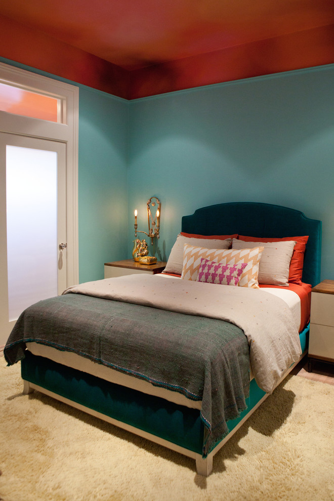 Idee per una camera matrimoniale chic di medie dimensioni con pareti blu e moquette