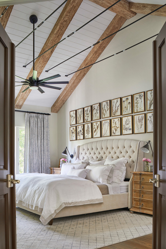 Foto de dormitorio principal de estilo de casa de campo grande sin chimenea con paredes beige, suelo de madera en tonos medios y suelo marrón