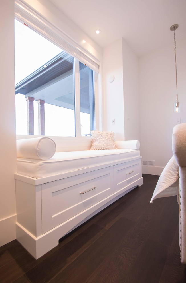 Идея дизайна: гостевая спальня среднего размера, (комната для гостей) в классическом стиле с серыми стенами, темным паркетным полом и коричневым полом