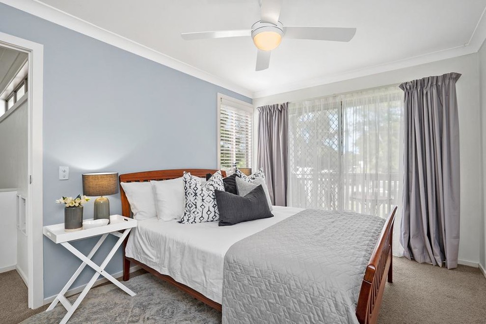 Skandinavisches Schlafzimmer mit grauer Wandfarbe, Teppichboden und beigem Boden in Sydney