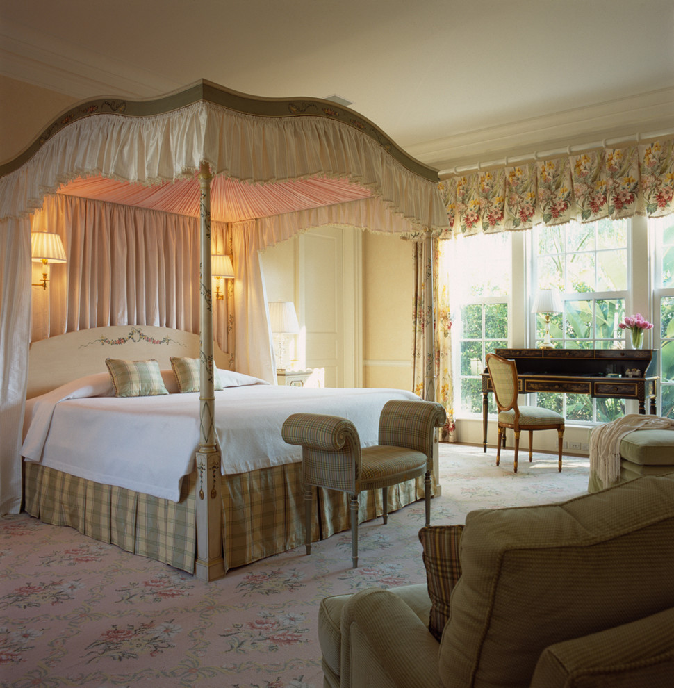 Свежая идея для дизайна: большая хозяйская спальня в классическом стиле с ковровым покрытием без камина - отличное фото интерьера