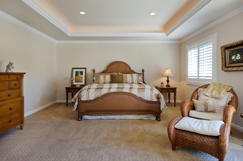 Aménagement d'une chambre avec moquette classique avec un mur beige.