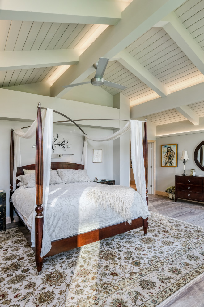 サクラメントにある広いコンテンポラリースタイルのおしゃれな主寝室 (磁器タイルの床、ベージュの床、白い壁、表し梁) のレイアウト