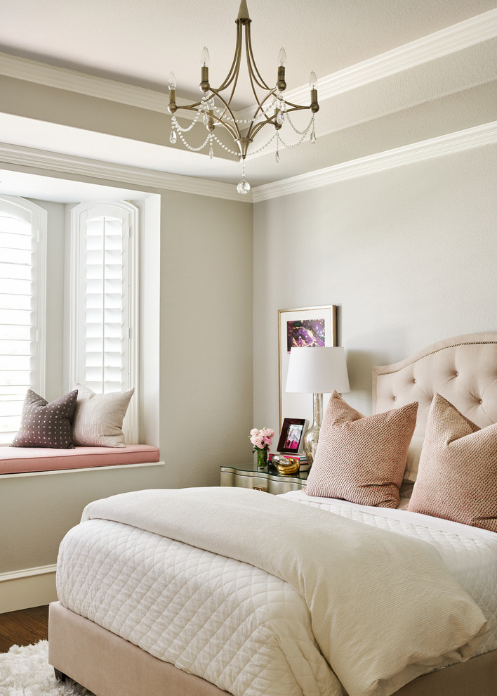 Immagine di una camera da letto chic di medie dimensioni con pareti grigie, pavimento in legno massello medio e pavimento marrone