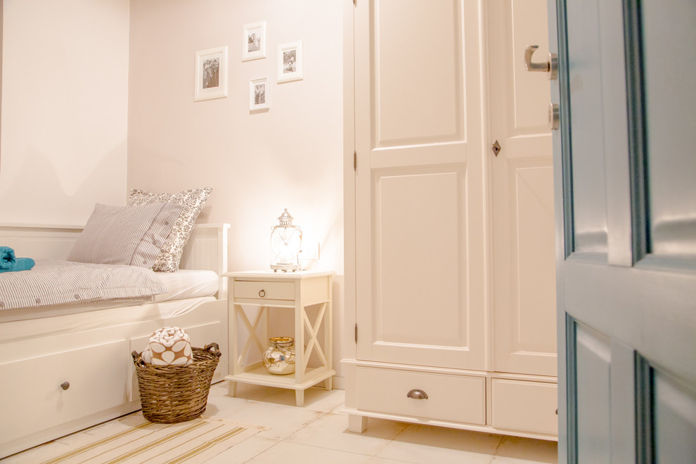 Ispirazione per una piccola camera degli ospiti country con pareti beige e pavimento con piastrelle in ceramica