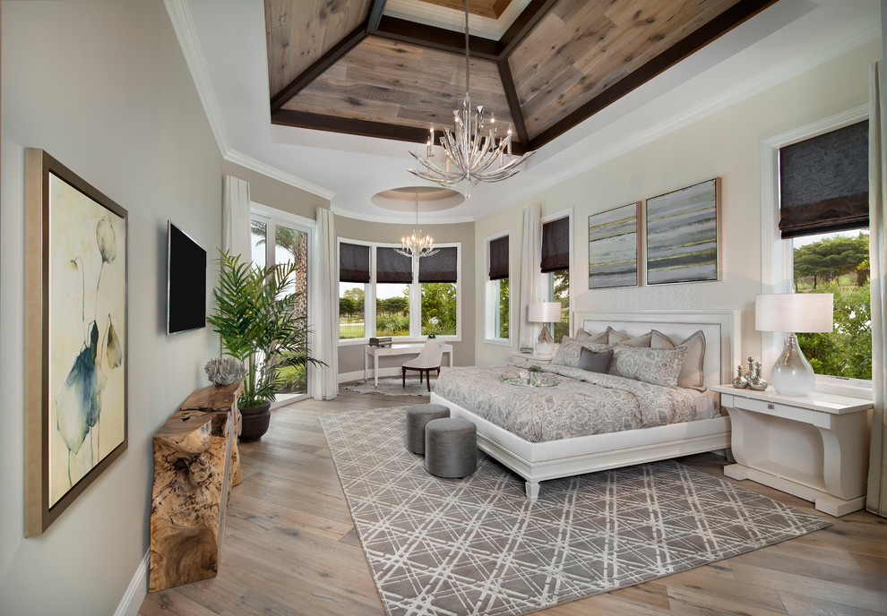 Imagen de dormitorio principal tradicional renovado extra grande sin chimenea con paredes beige y suelo de madera clara