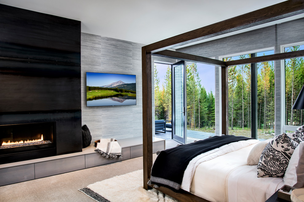 Стильный дизайн: спальня в современном стиле с серыми стенами, горизонтальным камином, серым полом и обоями на стенах - последний тренд