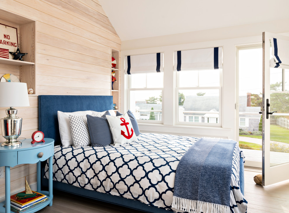 ボストンにあるビーチスタイルのおしゃれな寝室 (ベージュの壁、濃色無垢フローリング、茶色い床、三角天井、板張り壁)
