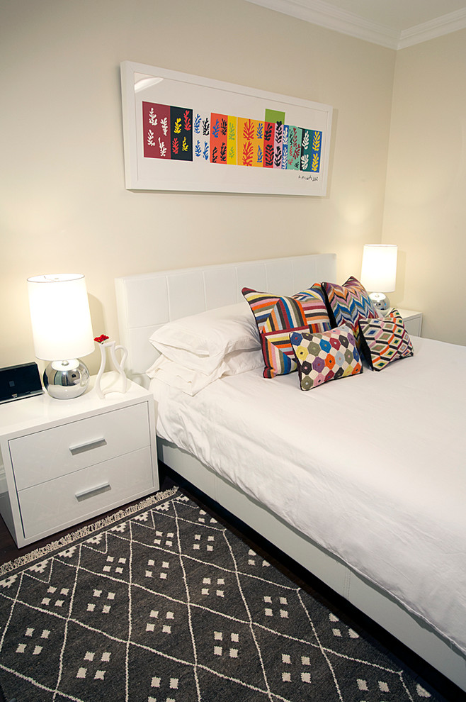 Imagen de dormitorio principal contemporáneo pequeño con paredes beige