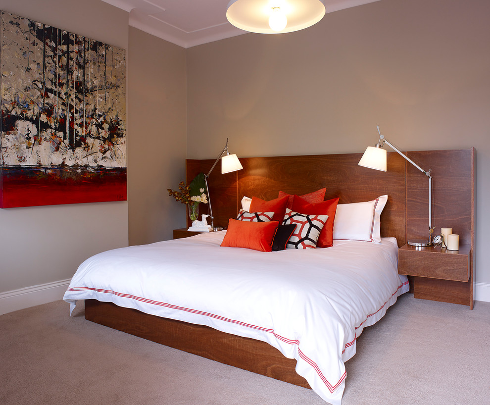 Пример оригинального дизайна: хозяйская спальня среднего размера в современном стиле с бежевыми стенами и ковровым покрытием без камина