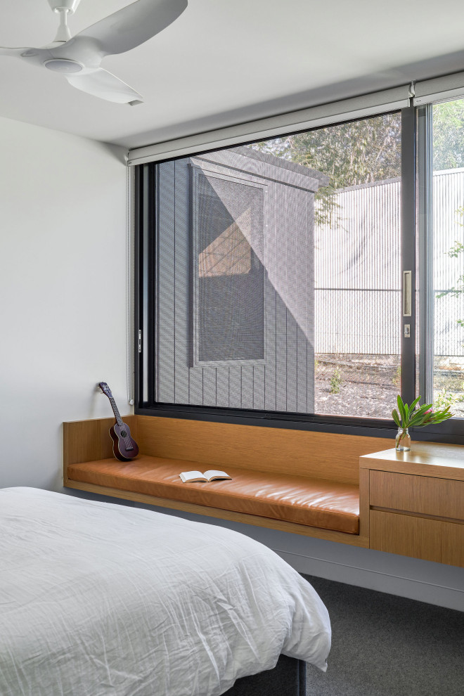Immagine di una camera da letto minimal con pareti bianche e pavimento grigio