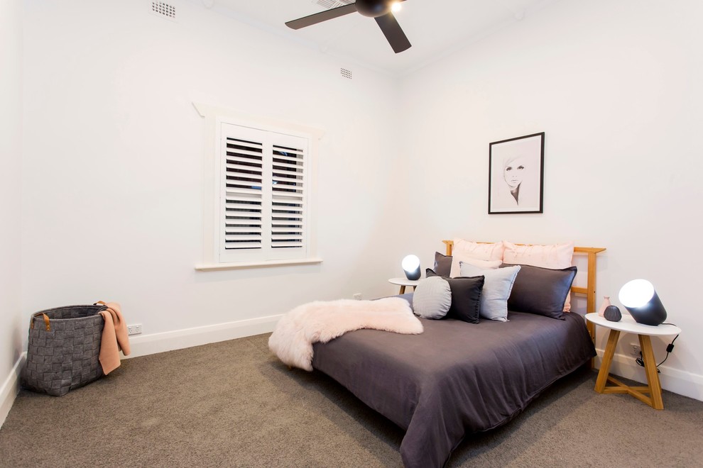 На фото: большая гостевая спальня (комната для гостей) в классическом стиле с белыми стенами и ковровым покрытием с