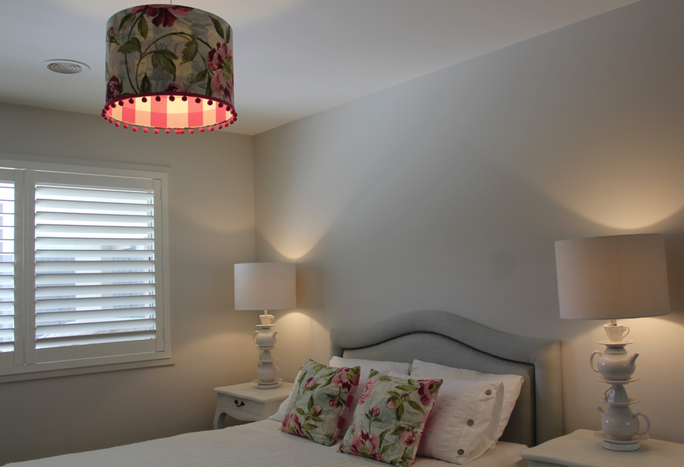 Источник вдохновения для домашнего уюта: спальня среднего размера в стиле неоклассика (современная классика) с белыми стенами, ковровым покрытием и серым полом