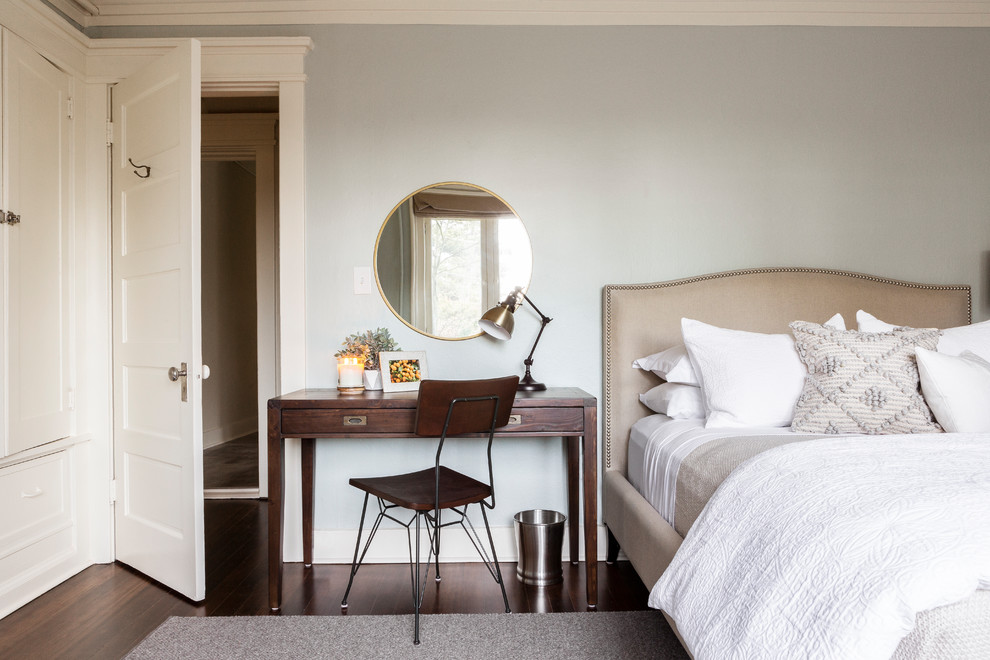 Diseño de dormitorio clásico renovado pequeño con paredes beige y suelo de madera oscura