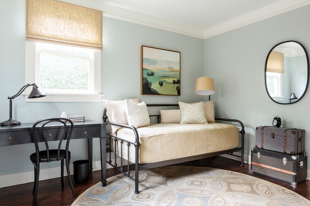Kleines Klassisches Schlafzimmer mit beiger Wandfarbe, dunklem Holzboden, Kamin und Kaminumrandung aus Backstein in Portland