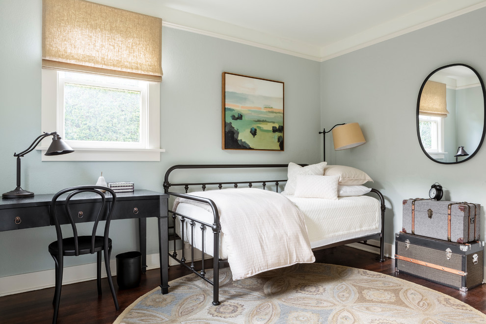 Esempio di una piccola camera da letto chic con pareti beige, parquet scuro, camino classico e cornice del camino in mattoni