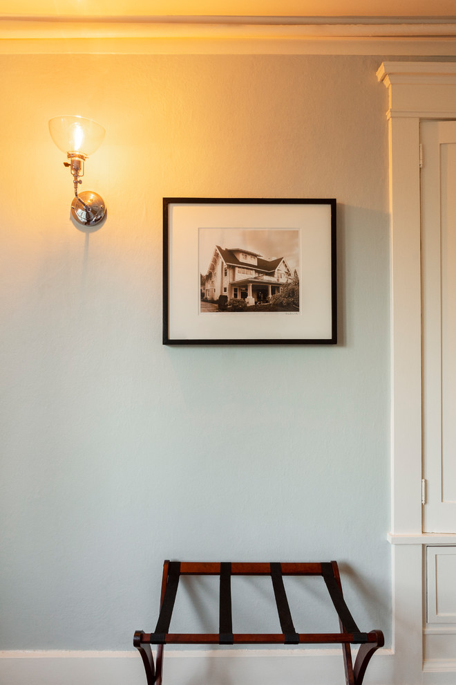 Kleines Klassisches Schlafzimmer mit beiger Wandfarbe, dunklem Holzboden, Kamin und Kaminumrandung aus Backstein in Portland