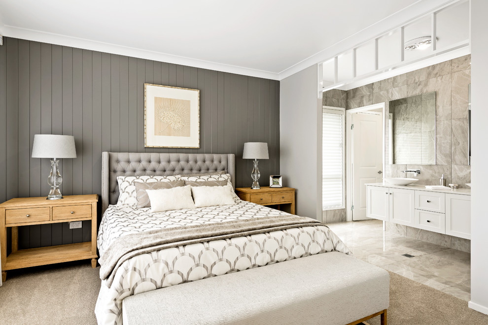 Modernes Hauptschlafzimmer mit grauer Wandfarbe, Teppichboden und beigem Boden in Sonstige