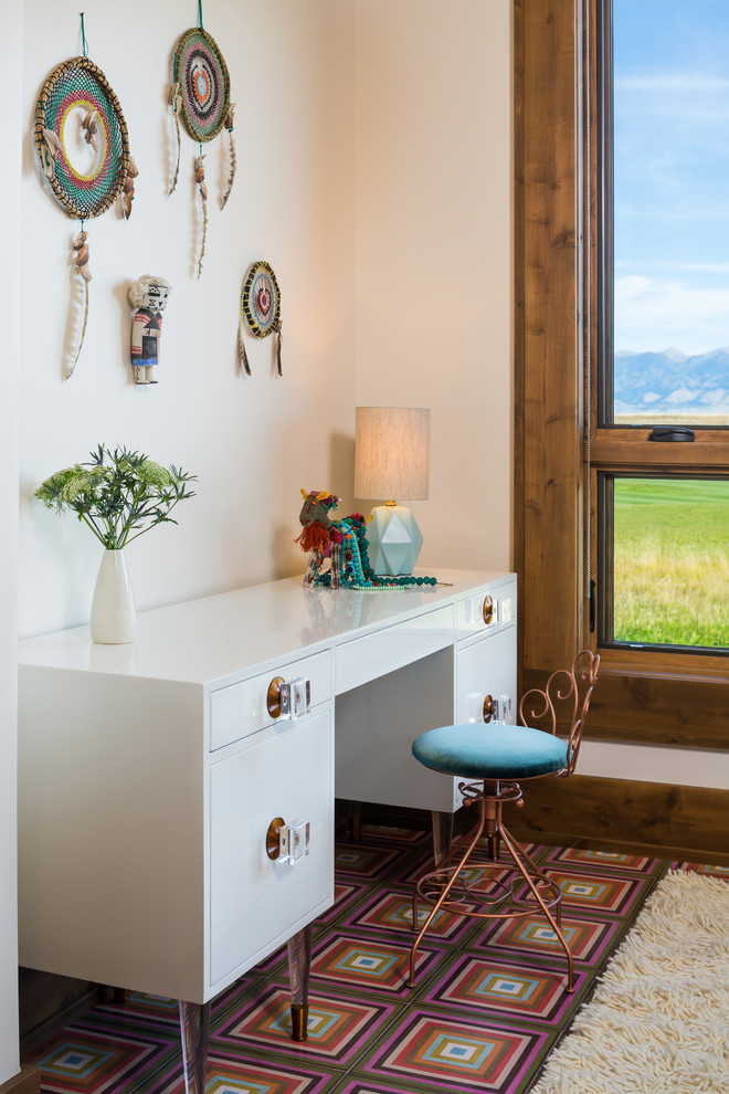Imagen de habitación de invitados rústica de tamaño medio con paredes blancas, suelo de madera pintada y suelo multicolor