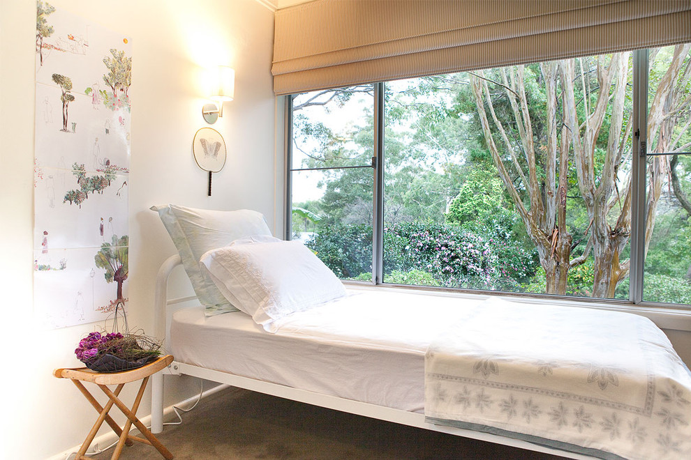 シドニーにあるエクレクティックスタイルのおしゃれな客用寝室 (白い壁、カーペット敷き) のレイアウト