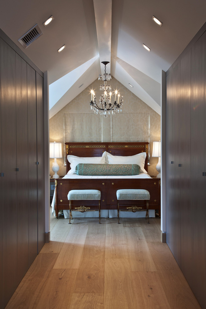 Ejemplo de dormitorio principal actual grande con suelo de madera clara y paredes blancas
