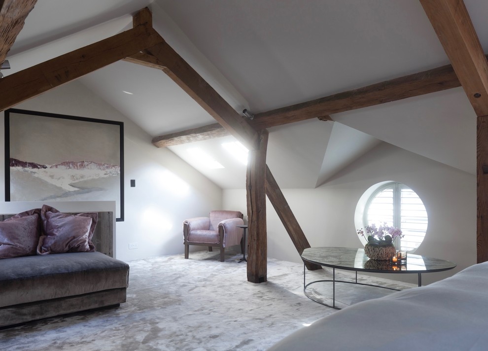 Großes Modernes Hauptschlafzimmer mit weißer Wandfarbe und Teppichboden in West Midlands