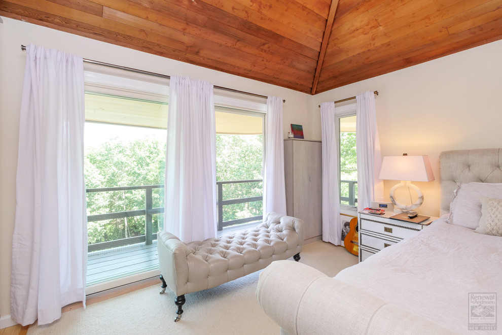 Mittelgroßes Hauptschlafzimmer ohne Kamin mit beiger Wandfarbe, Teppichboden, beigem Boden und Holzdielendecke in Newark