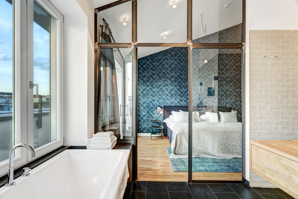 Großes Modernes Badezimmer mit weißer Wandfarbe, braunem Holzboden und braunem Boden in Berlin