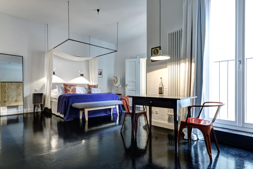 Geräumiges Stilmix Schlafzimmer ohne Kamin mit weißer Wandfarbe, Betonboden und schwarzem Boden in Berlin