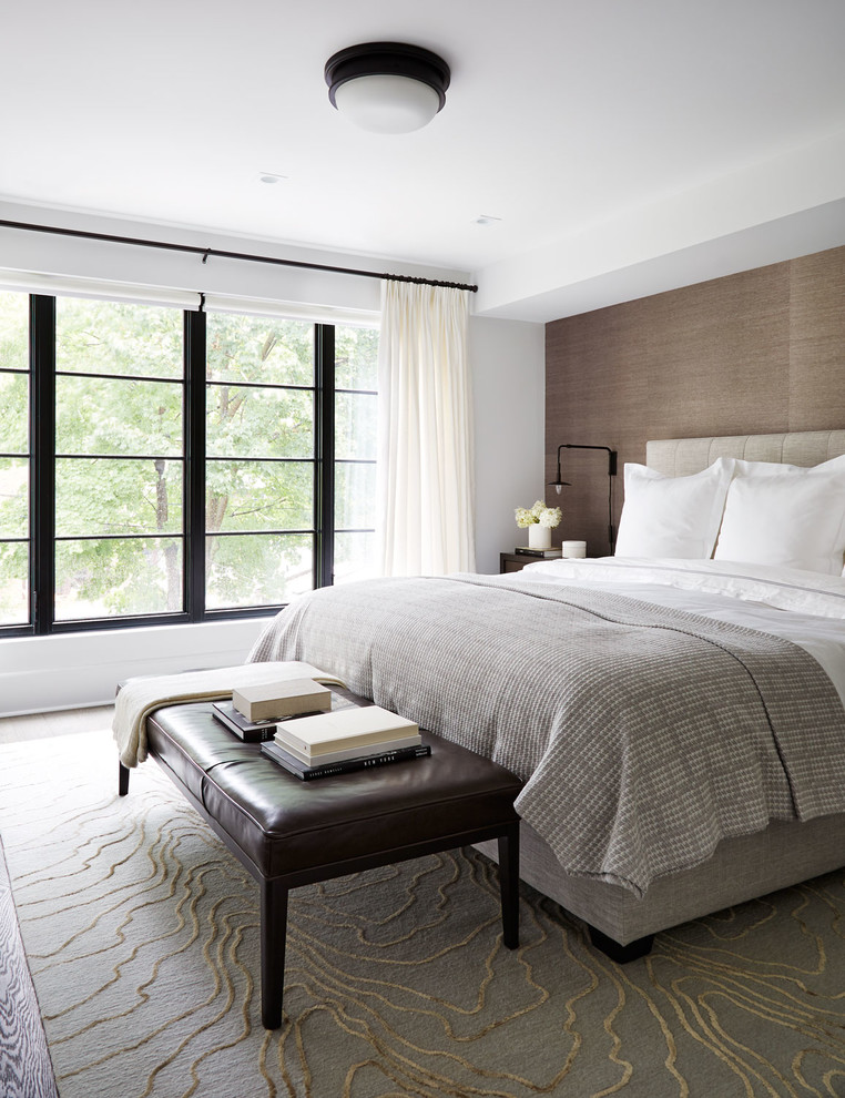 На фото: хозяйская спальня среднего размера в современном стиле с коричневыми стенами, паркетным полом среднего тона и коричневым полом