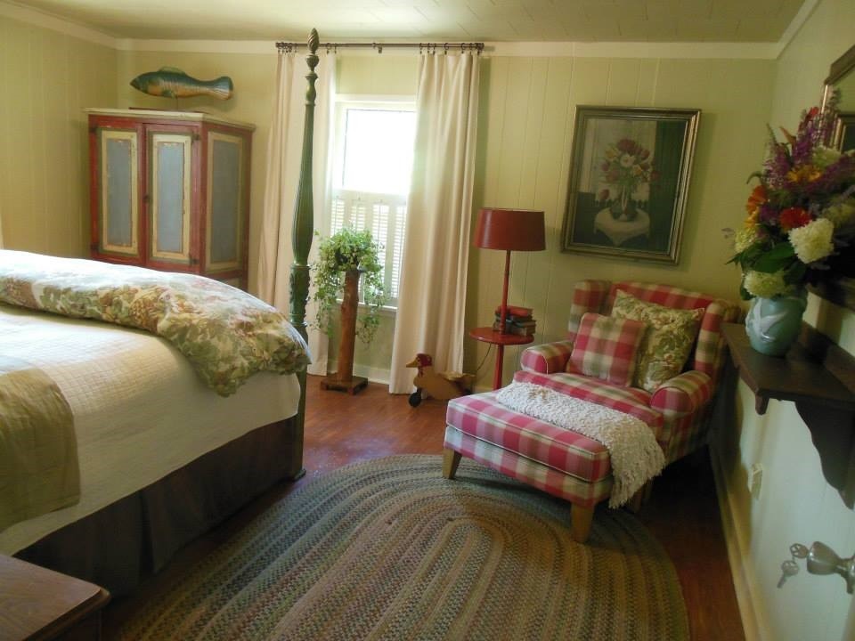 Immagine di una camera da letto country
