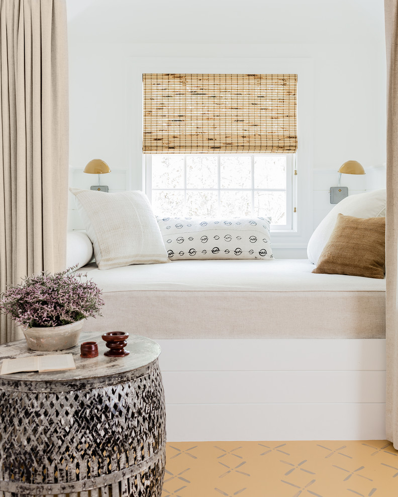 Идея дизайна: спальня на антресоли в стиле неоклассика (современная классика) с белыми стенами, деревянным полом и желтым полом