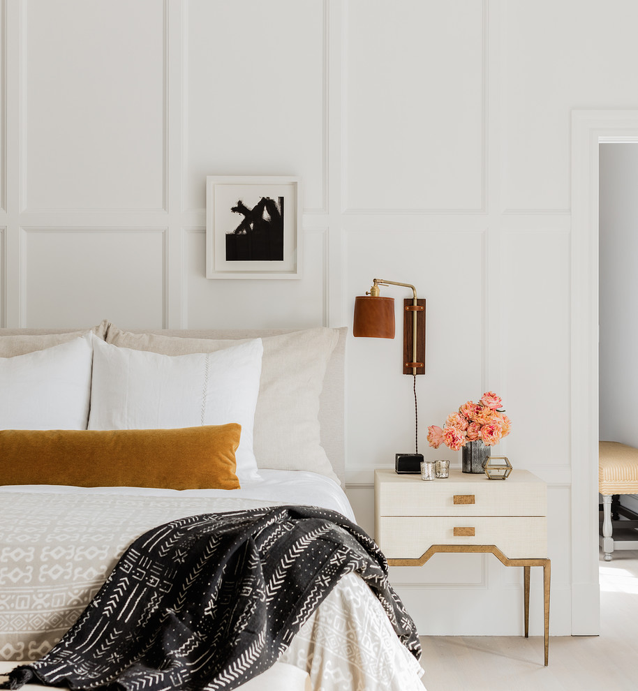 Стильный дизайн: хозяйская спальня: освещение в стиле неоклассика (современная классика) с белыми стенами, светлым паркетным полом и серым полом - последний тренд