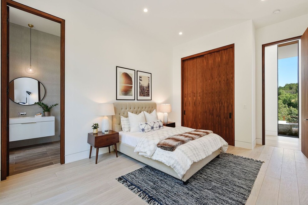 Modernes Schlafzimmer mit weißer Wandfarbe, hellem Holzboden und beigem Boden in San Francisco