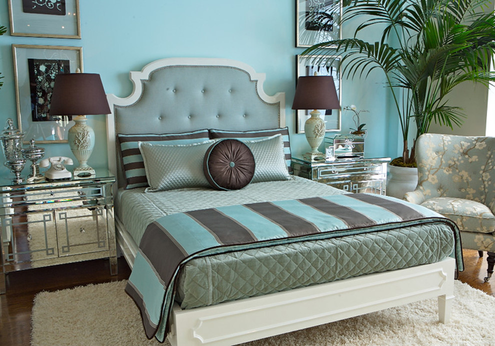 Imagen de habitación de invitados ecléctica de tamaño medio con paredes azules y suelo de madera en tonos medios