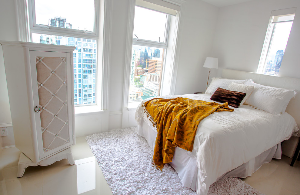 Пример оригинального дизайна: спальня в современном стиле с белыми стенами и светлым паркетным полом без камина