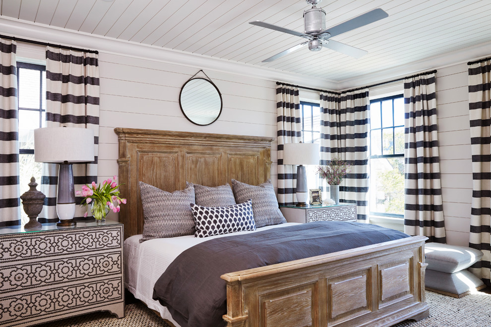 Foto de dormitorio costero con paredes blancas y suelo beige