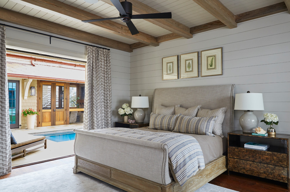 Maritimes Schlafzimmer mit weißer Wandfarbe, dunklem Holzboden und braunem Boden in Sonstige