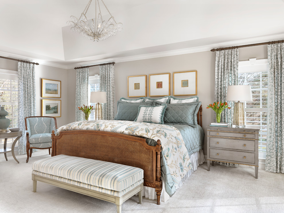 На фото: хозяйская спальня в классическом стиле с серыми стенами, ковровым покрытием и серым полом без камина