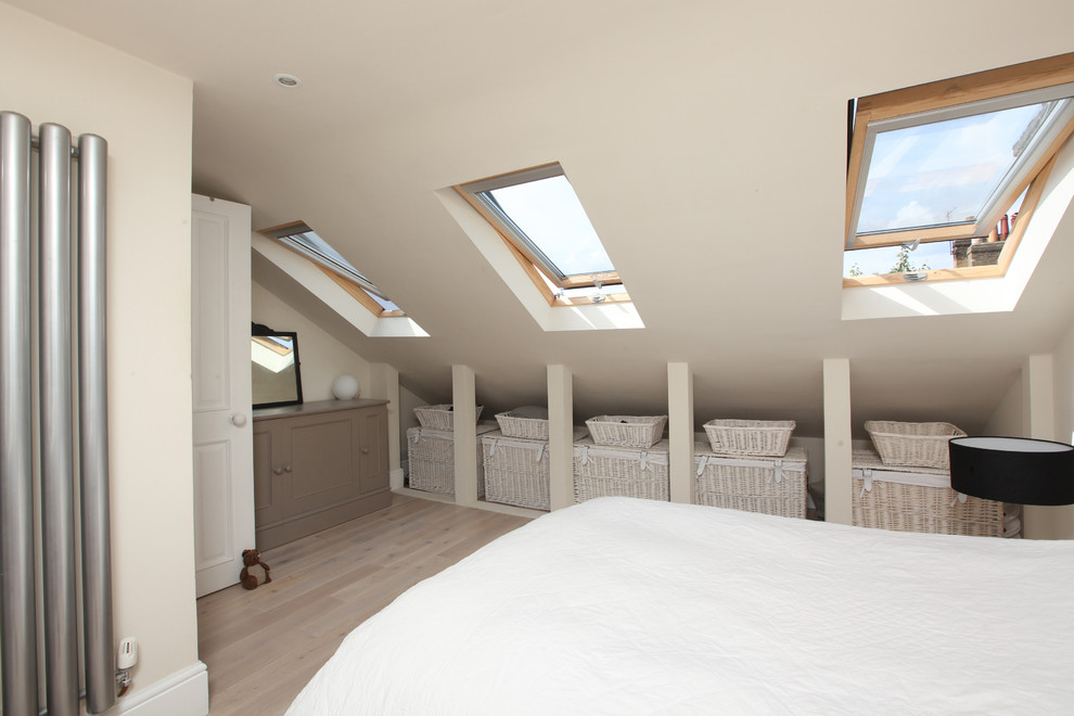 Foto de dormitorio ecléctico con techo inclinado