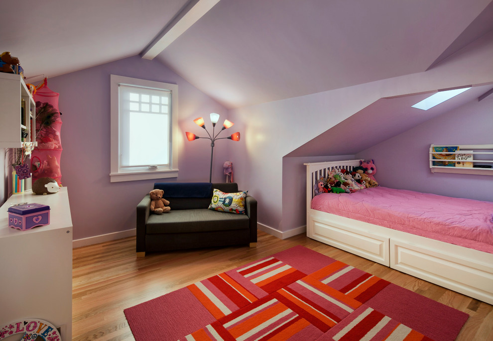 Immagine di una piccola camera da letto vittoriana con pareti viola e parquet chiaro