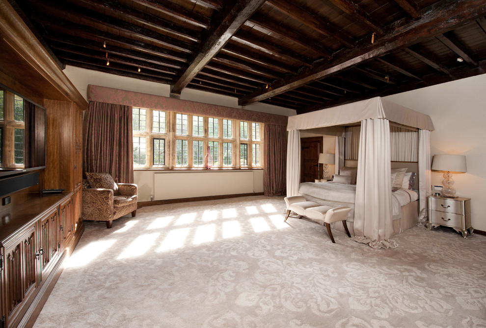 Foto di un'ampia camera da letto chic con pareti beige