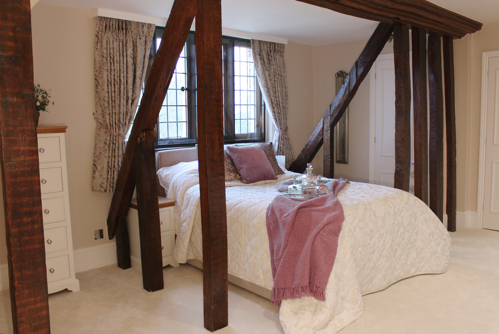 Großes Rustikales Hauptschlafzimmer ohne Kamin mit beiger Wandfarbe und Teppichboden in Hertfordshire