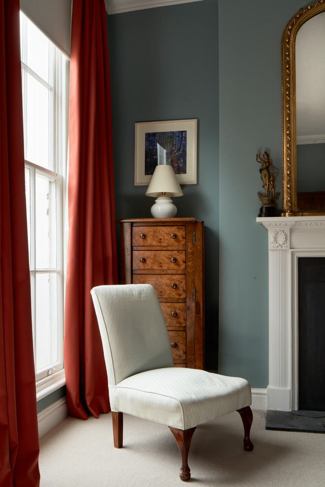 Réalisation d'une chambre avec moquette victorienne avec un mur vert, une cheminée standard et un manteau de cheminée en plâtre.